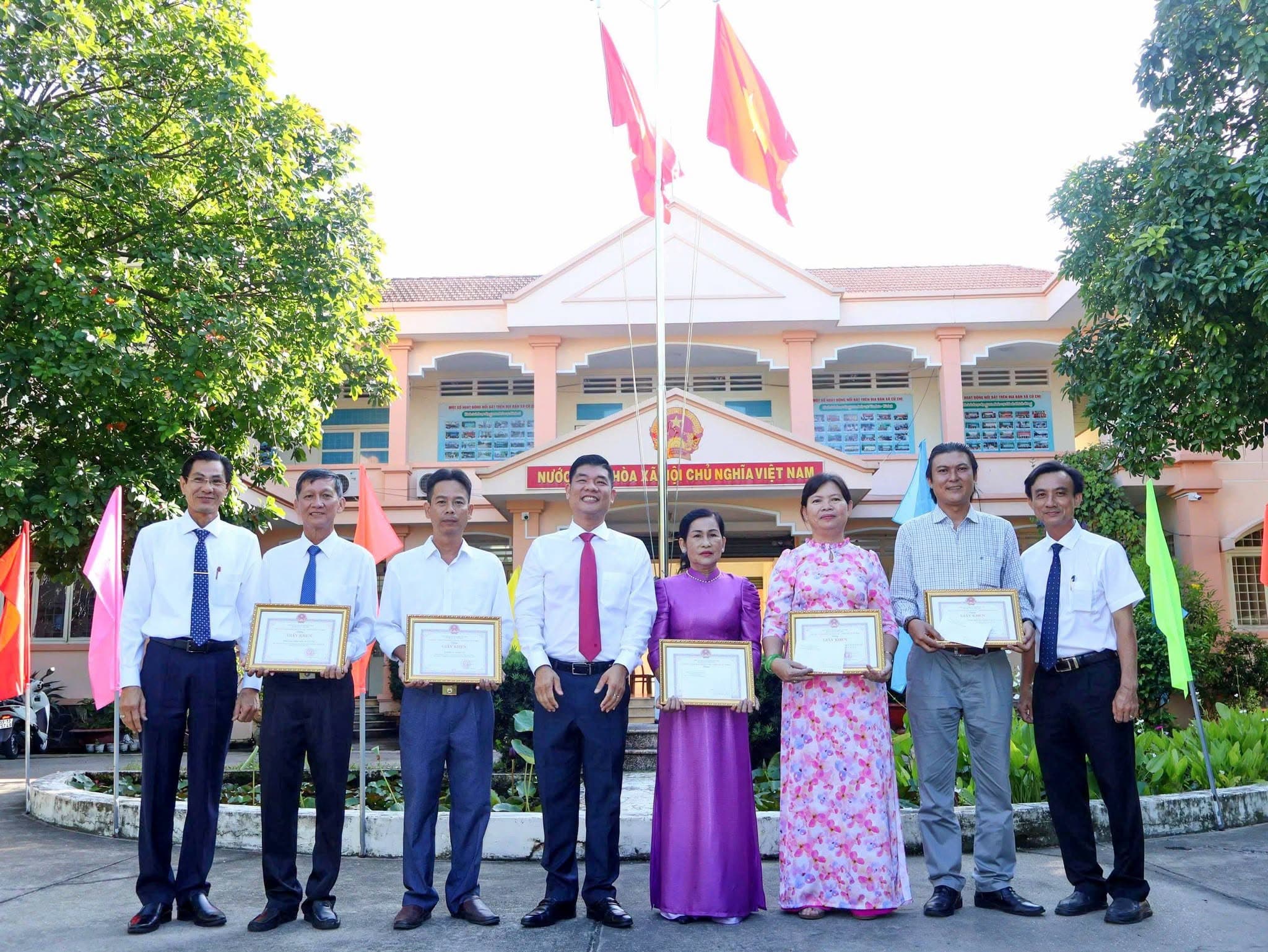 UBND XÃ CỦ CHI TỔ CHỨC LỄ CHÀO CỜ, KHEN THƯỞNG ĐỘT XUẤT ĐẦU THÁNG 8
